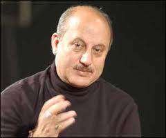 anupam kher gifted the book to ang lee